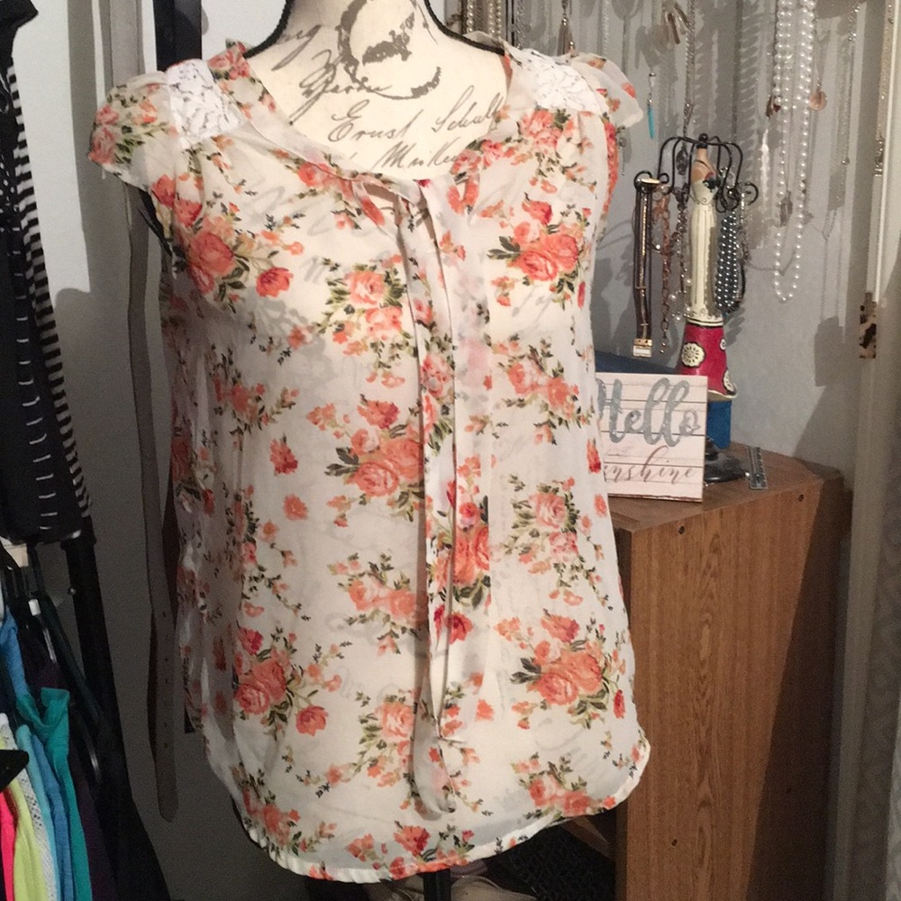 😍Cream and Floral capped sleeve top. Size Small